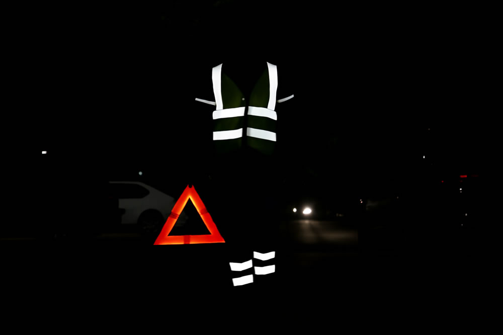 high visibility reflective vest and safety triangle signe